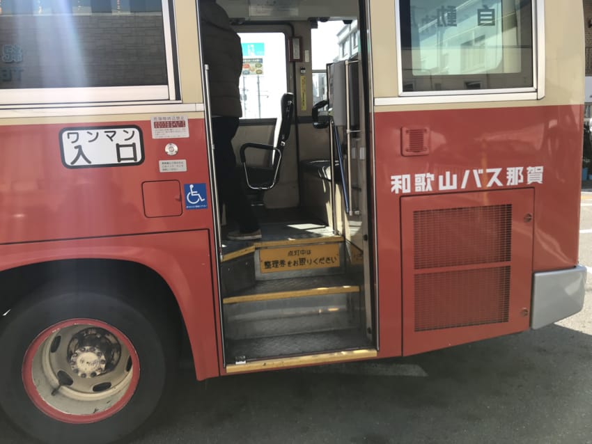 バス乗り口のステップ