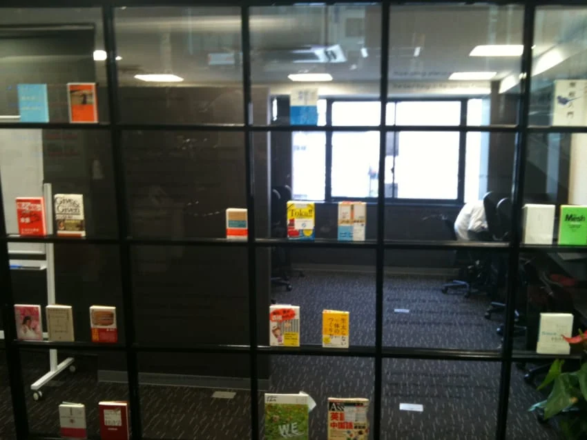 メンバーさんから寄贈された図書と奥はサイレントスペース
