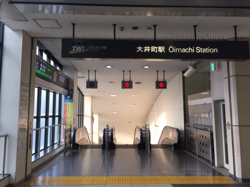 2階にあるりんかい線大井町駅へのエスカレーター