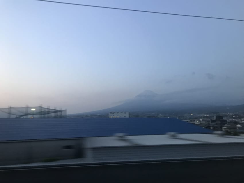 新幹線からのシルエット富士