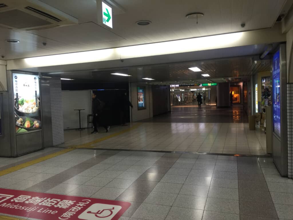大阪第一生命ビル横通路西側