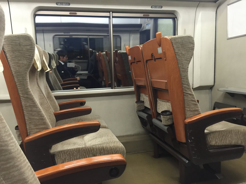 スーパーはくと車内