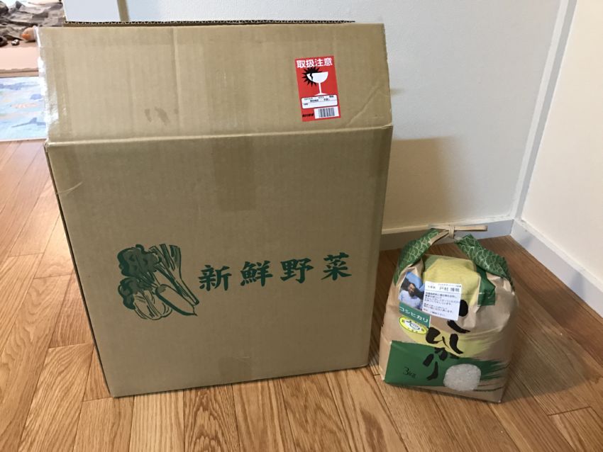 新鮮野菜のダンボールとコシヒカリ3kg