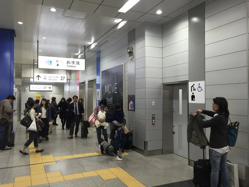 新幹線改札内トイレ