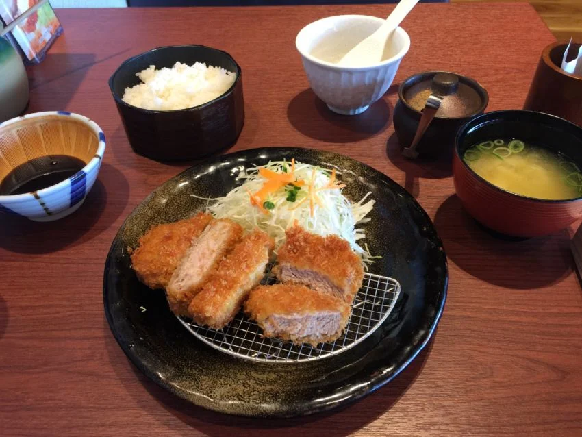 厚切りロースと柔らかヒレ定食