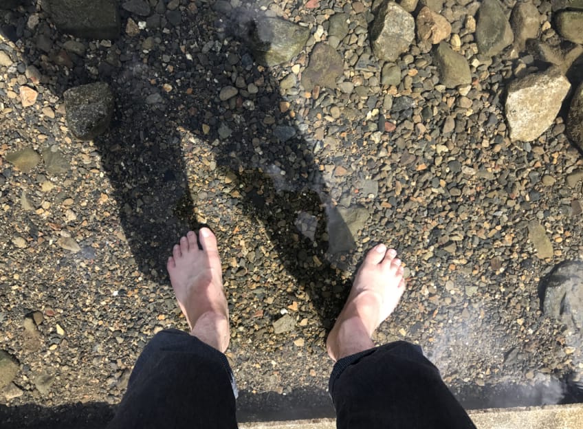 鴨川に足を浸す