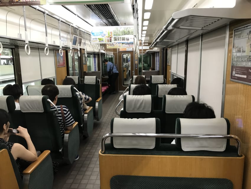 京都線特急車内