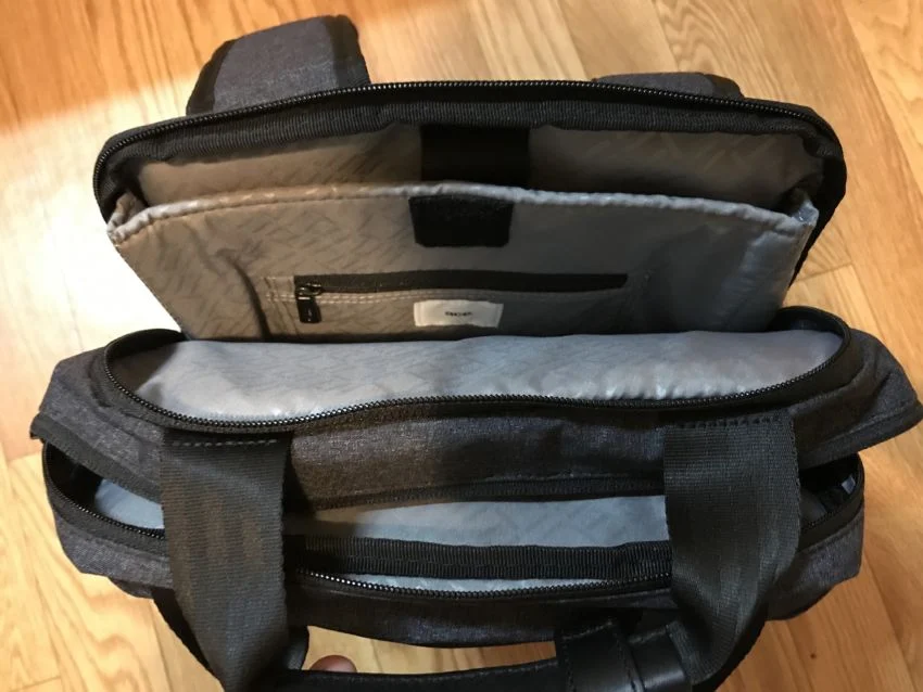 背面ファスナーポケット