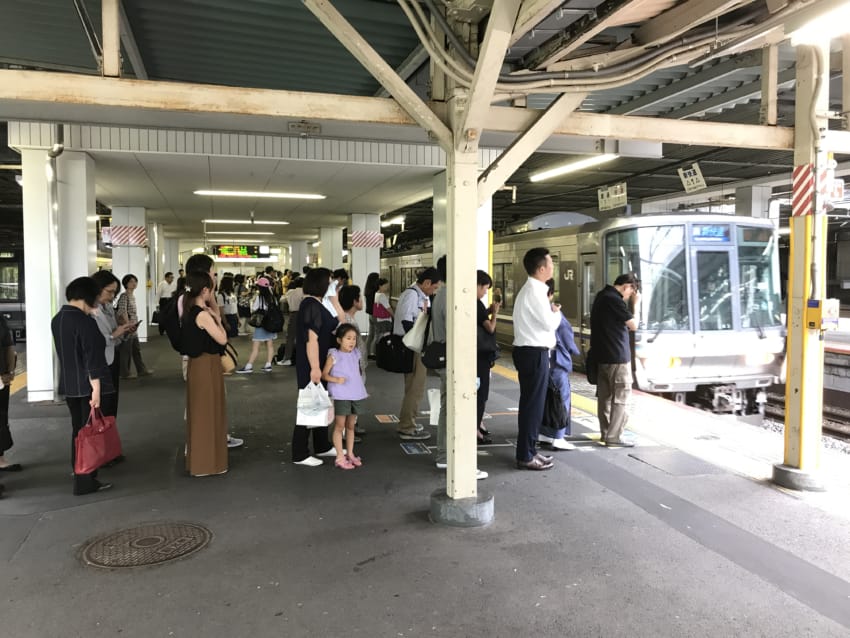 京都駅の新快速待ちの行列