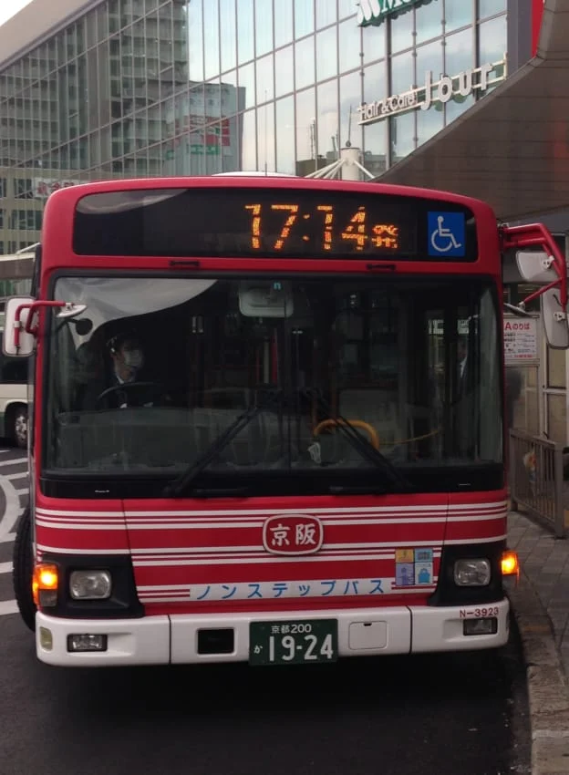 出発時刻表示をする京阪バス