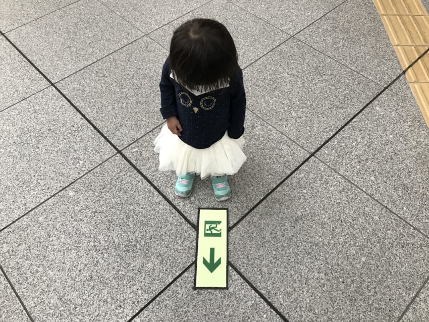 非常口のサインが気になる娘