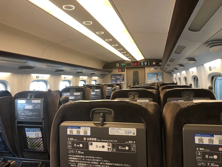 ひかり591号のグリーン車の車内