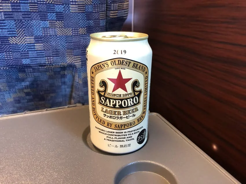 テーブルの上のビール