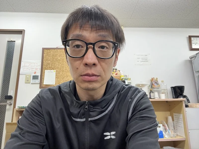 ニセアンダーアーマーを着て依頼者を待つヤマサキ…