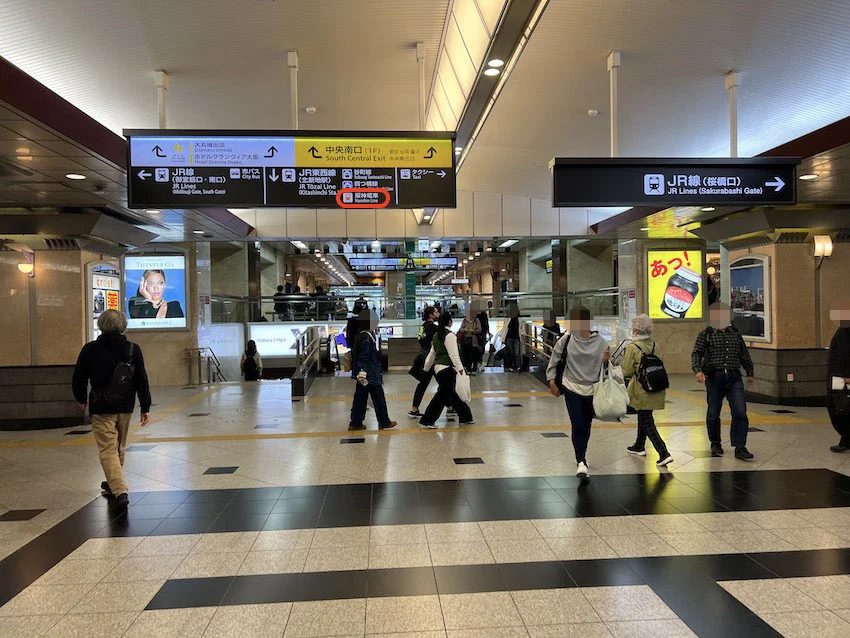 ▲進んでいくと地下へ降りるエスカレーターが見えてくる