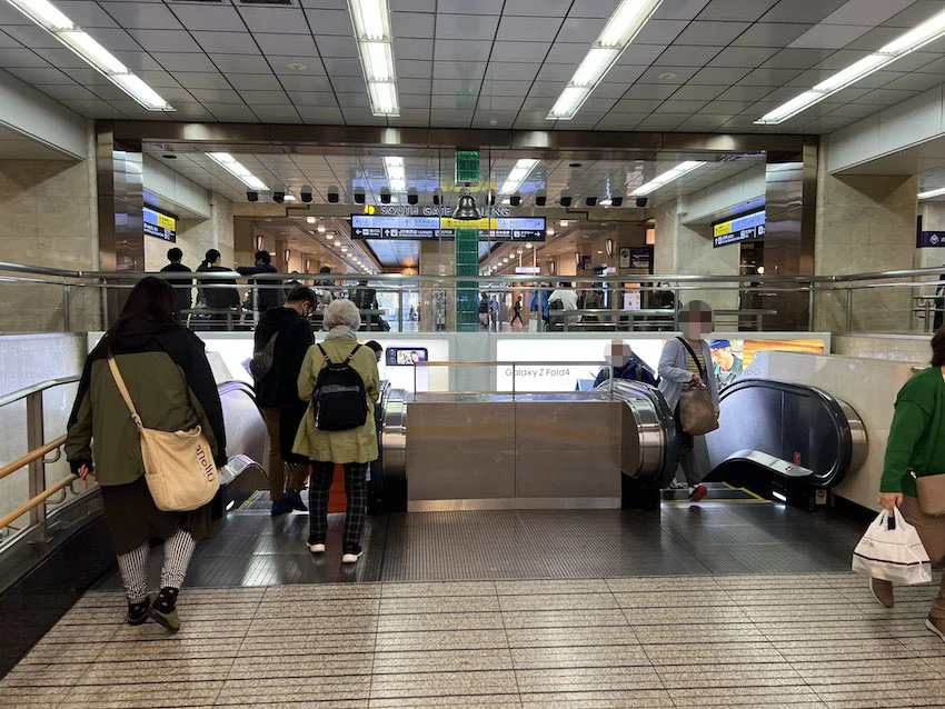 ▲エスカレーターに乗って地下へ
