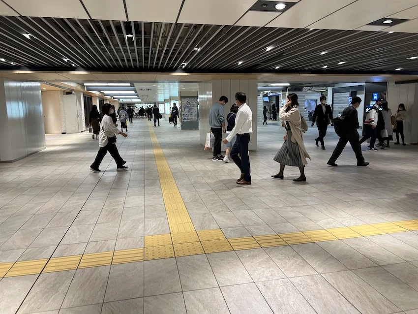 ▲十字路。左右の人の流れも多いので注意。右奥が阪神大阪梅田駅。
