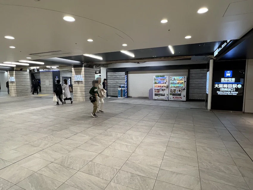 ▲「阪神電車大阪梅田駅百貨店口」の表示が見える