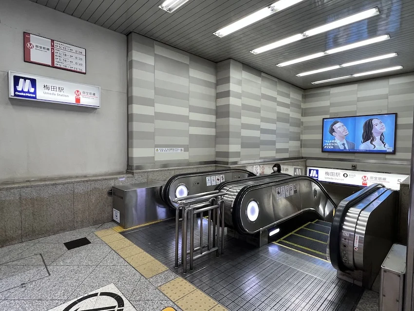 ▲JR大阪駅御堂筋口改札を出て正面にある御堂筋線梅田駅へ向かうエスカレーターに乗る