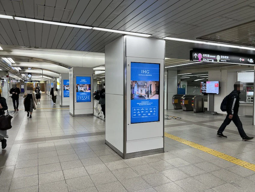 ▲エスカレーターを降りて左、Osaka Metro御堂筋線梅田駅の改札を横目に見ながら進む。