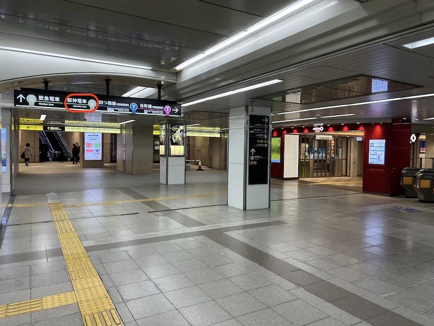 ▲右側赤い柱が目印の「ekimo」のほうへ進む