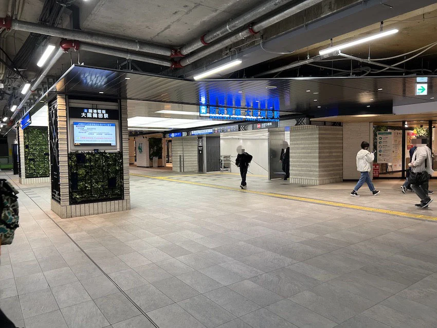 ▲工事の囲いをやり過ごすと阪神大阪梅田駅東口が見える