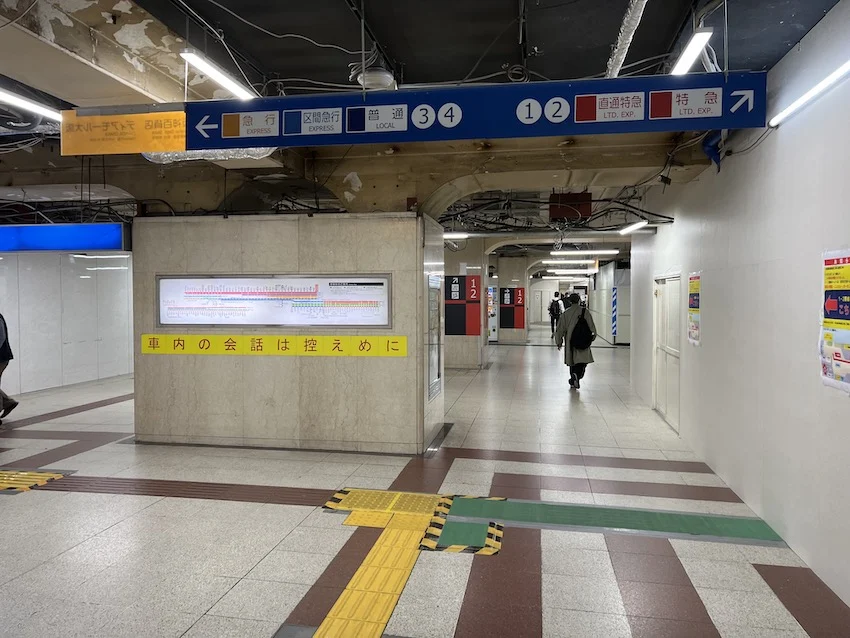 ▲百貨店口改札を入ったところ。1・2番のりばは「直通特急・特急」、3番のりばは「急行」、4番のりばは「普通」。