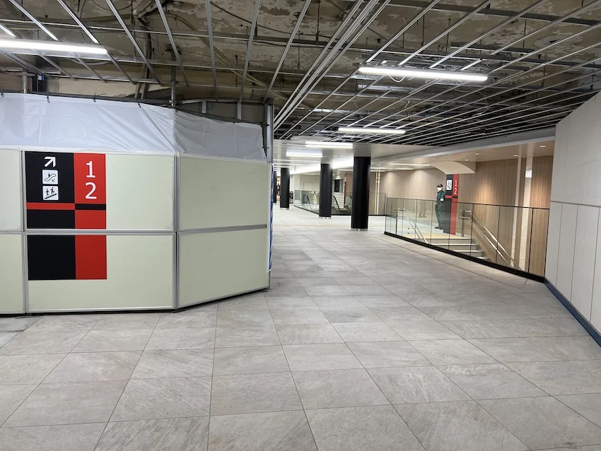 ▲直通特急・特急が出る1・2番のりばへはもう少しまっすぐ進んだところにある階段と…