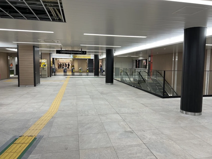 ▲エスカレーターを利用しましょう。奥は西口です。