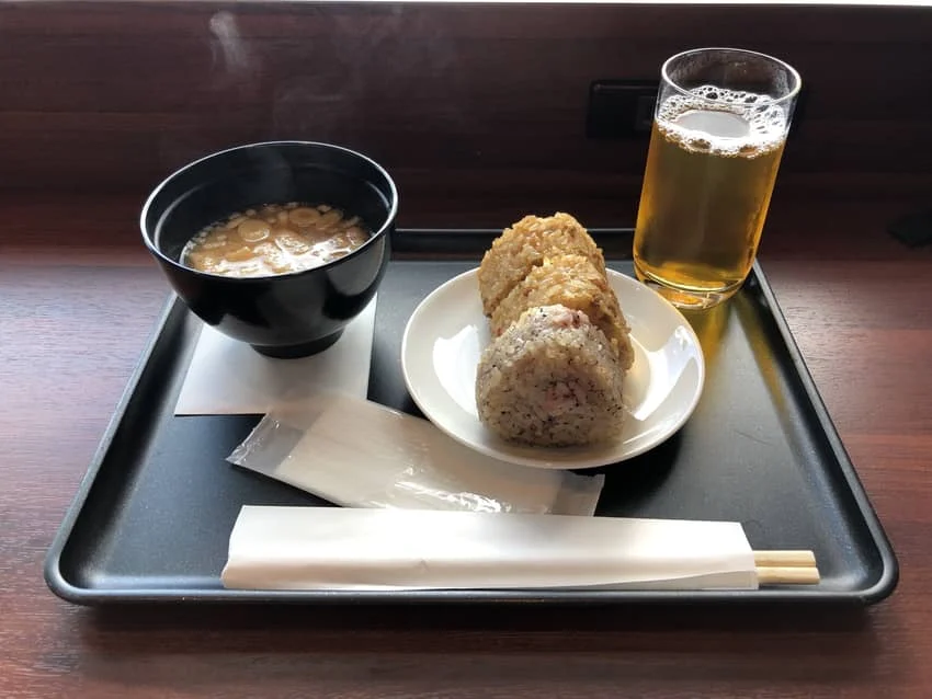 ダイヤモンド・プレミアラウンジの軽食おにぎり