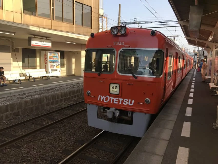 いよてつの電車で高浜駅へ