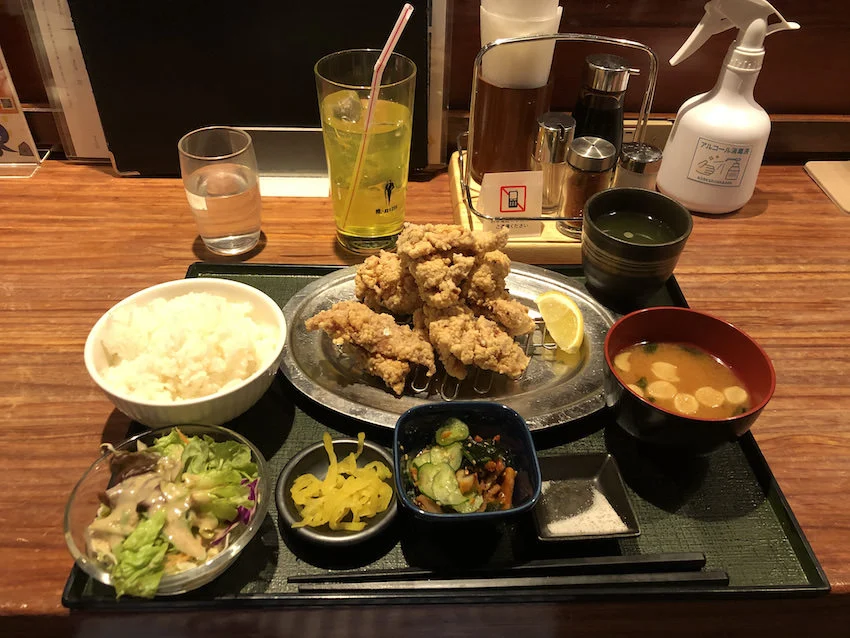 神戸サウナ&スパオリジナルの鶏の唐揚げ定食(オロポは別売)