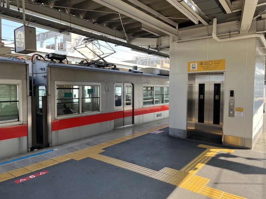 ▲ららぽーとやキッザニア側は東口から。エレベーターは直通特急・特急の5号車付近にある。