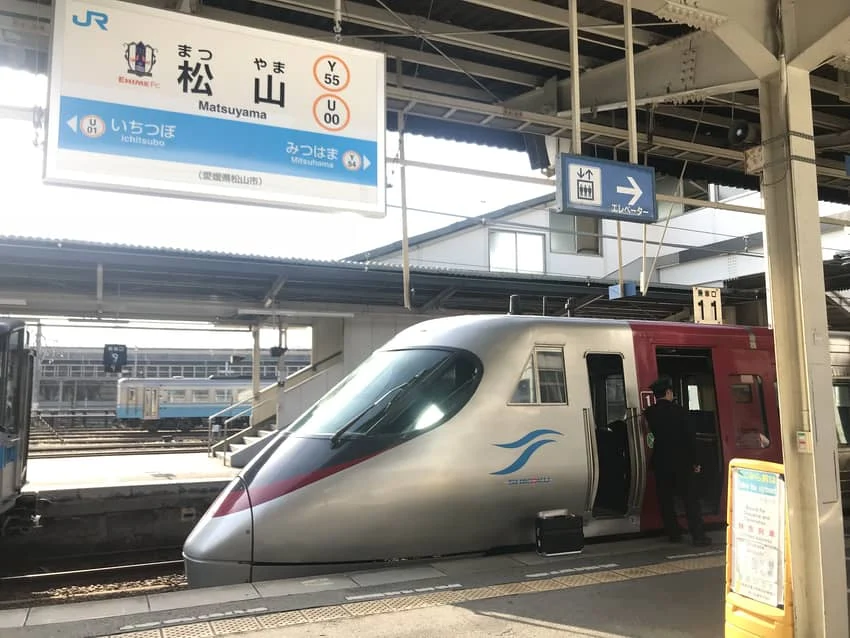 松山駅に到着したしおかぜ