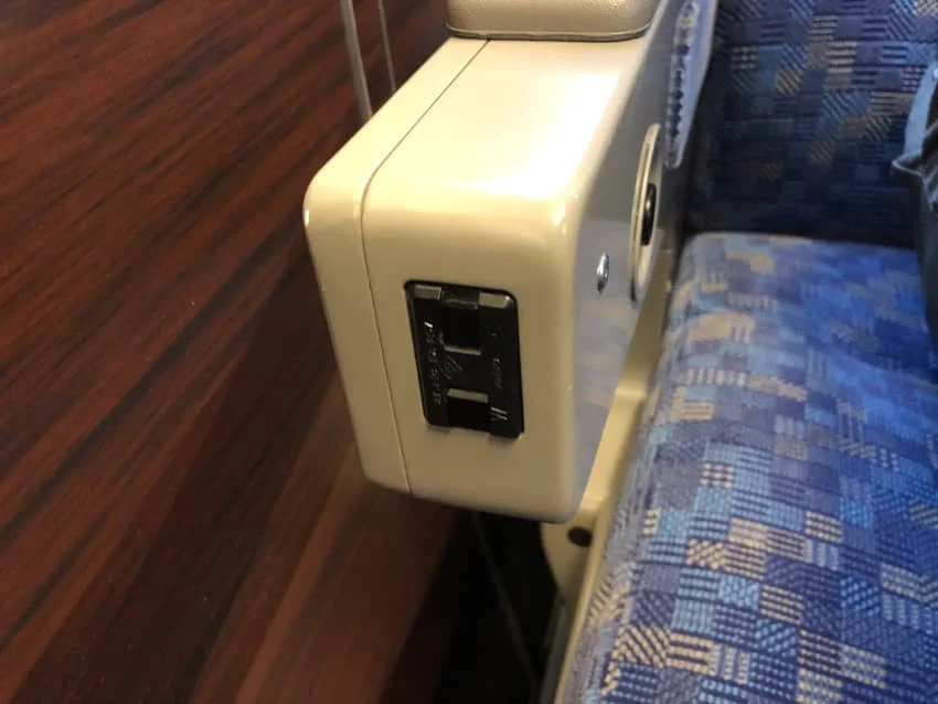 肘掛けのコンセント
