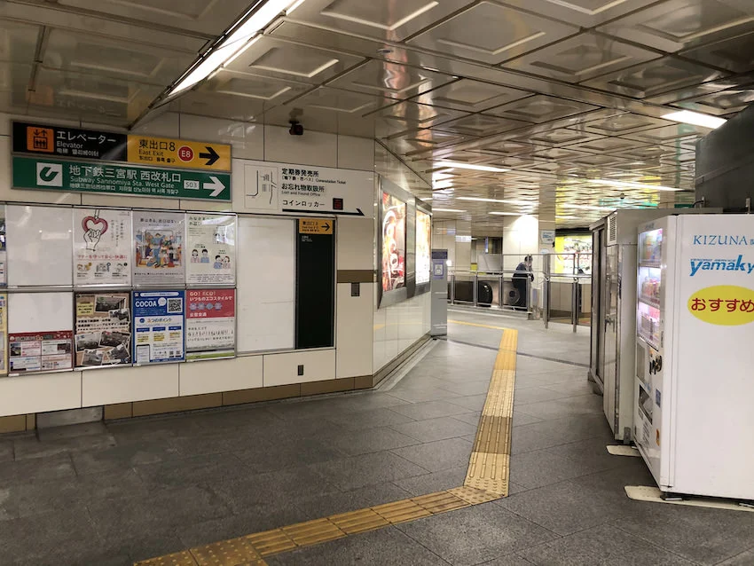 地下鉄三宮駅東改札口定期券販売所へ向かう通路