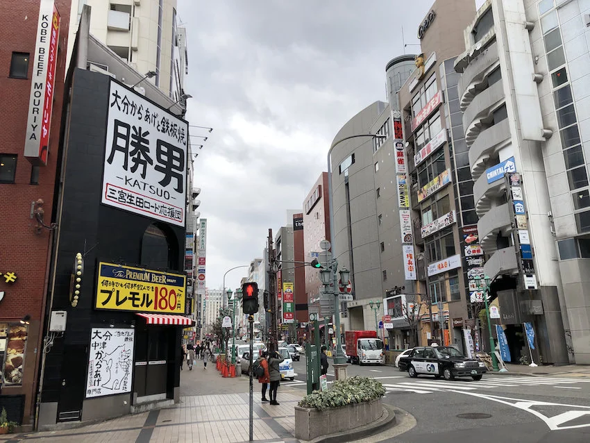 西改札口W1出口を出ると旧東急ハンズの交差点前。神戸サウナ&スパまで徒歩1分。