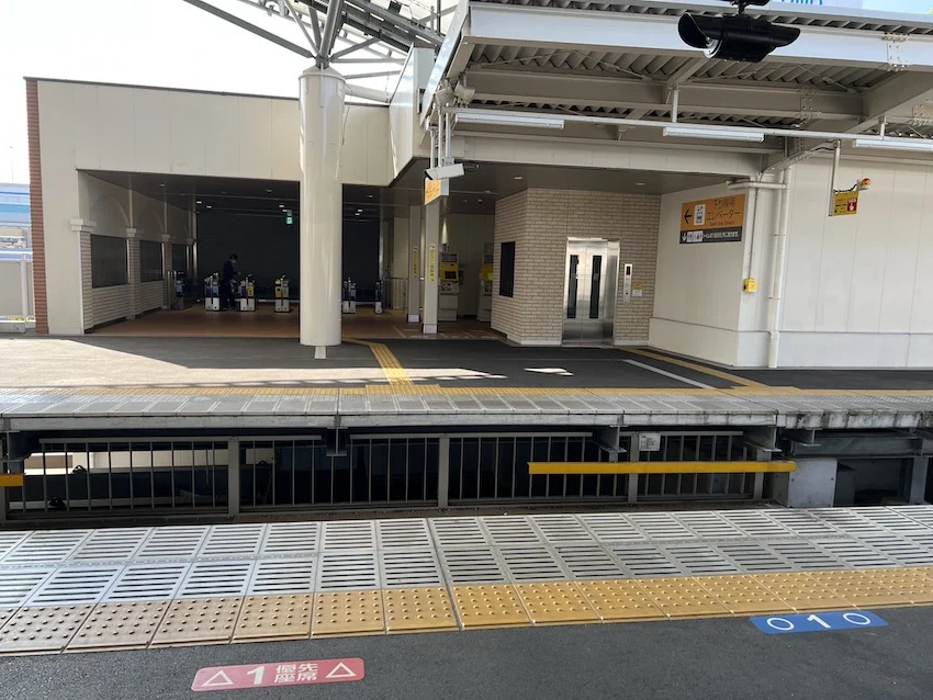 ▲大きい荷物がある場合は改札右側のエレベーターを使って1階に降りましょう
