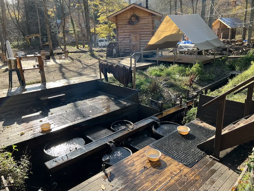 「The Sauna」の水風呂。沢の水を引いている。